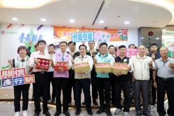 台南市長黃偉哲座在摩托車代表郵差將迅速將民眾訂購的愛文芒果送至。