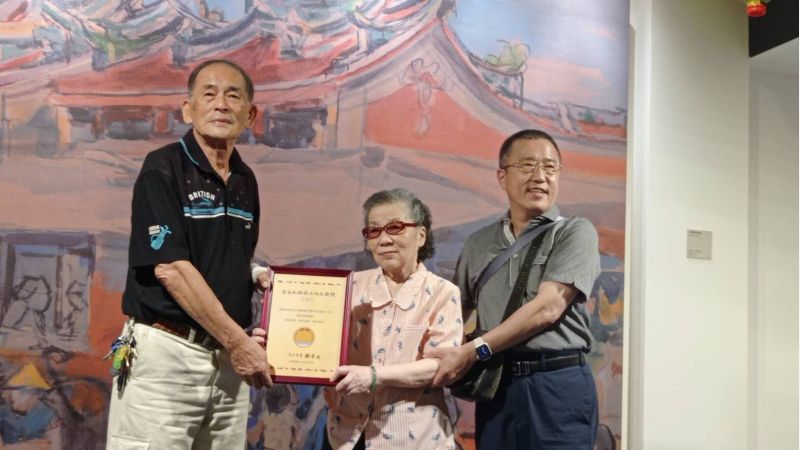 楊金土主委致贈感謝狀,由周初美女士、王孟光代表收下。 楊金土主委致贈感謝狀,由周初美女士、王孟光代表收下。