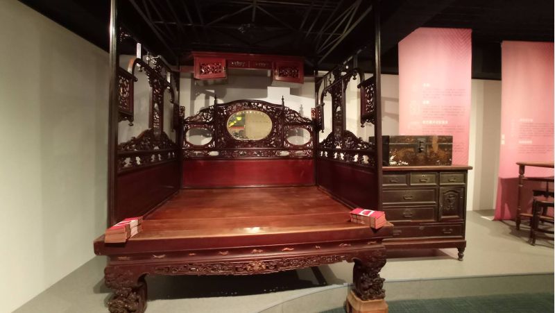 周家捐出的新竹體洋式紅眠床 周家捐出的新竹體洋式紅眠床