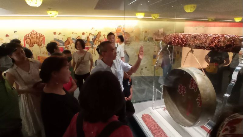 策展人林仁政博士精彩導覽解說 策展人林仁政博士精彩導覽解說