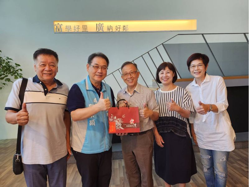 新竹市議員鍾淑英(右一)與新竹榮民服務處處長鞠宗顯(左二)聯袂拜會富廣開發及源富建設張鎮洲執行長及傅子真營運長 圖片來源:新竹榮服處 新竹市議員鍾淑英(右一)與新竹榮民服務處處長鞠宗顯(左二)聯袂拜會富廣開發及源富建設張鎮洲執行長及傅子真營運長 圖片來源:新竹榮服處