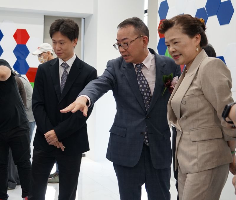 新應材董事長詹文雄(左1)與貴賓交流公司規劃。 新應材董事長詹文雄(左1)與貴賓交流公司規劃。