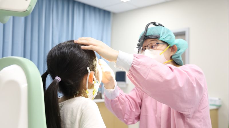 呂存敏醫師提醒,家長要留意小孩的呼吸和睡眠狀況,若經常性出現鼻塞、張口呼吸、打呼嗜睡、注意力不集中等問題,應盡早就醫、及早治療,才不會延誤孩子的生長發育。(圖為示意圖,非新聞敘述之病人。) 圖片來源:新竹馬偕兒童醫院 呂存敏醫師提醒,家長要留意小孩的呼吸和睡眠狀況,若經常性出現鼻塞、張口呼吸、打呼嗜睡、注意力不集中等問題,應盡早就醫、及早治療,才不會延誤孩子的生長發育。(圖為示意圖,非新聞敘述之病人。) 圖片來源:新竹馬偕兒童醫院