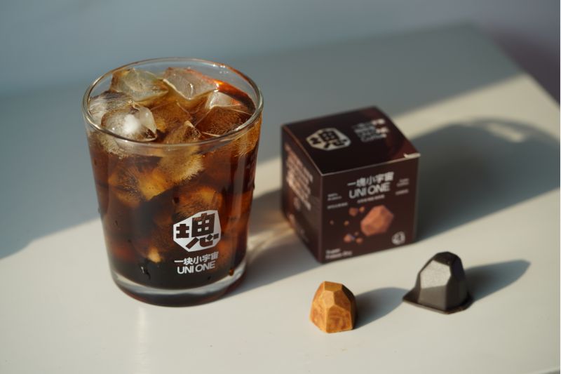 B1「一塊小宇宙」咖啡塊採用立體凍乾技術,保留咖啡豆原始風味,香氣更濃郁。 圖片來源:遠東巨城 B1「一塊小宇宙」咖啡塊採用立體凍乾技術,保留咖啡豆原始風味,香氣更濃郁。 圖片來源:遠東巨城