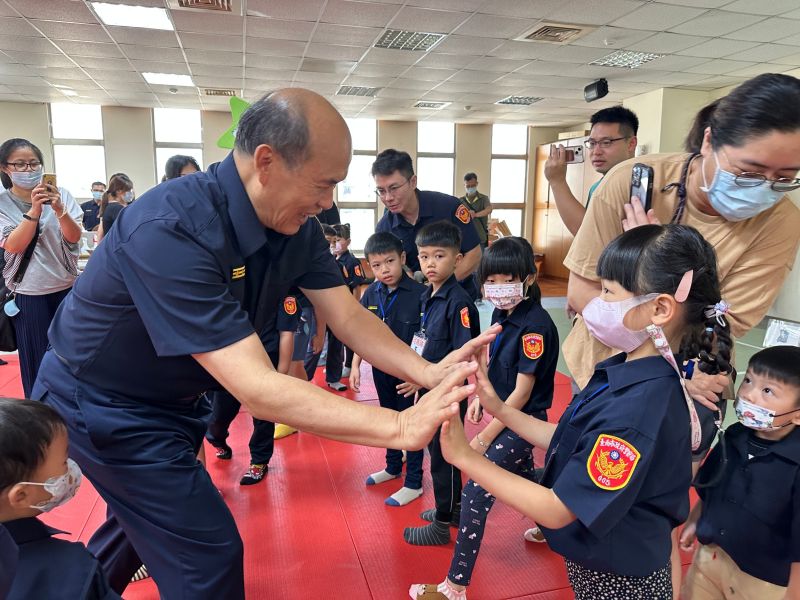 台南市警察局局長廖宗山現場與小朋友一同跳Baby Shark同樂、擊掌及合影 台南市警察局局長廖宗山現場與小朋友一同跳Baby Shark同樂、擊掌及合影