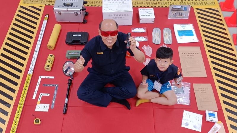 台南市警察局局長廖宗山現場與小朋友一同跳Baby Shark同樂、擊掌及合影 台南市警察局局長廖宗山現場與小朋友一同跳Baby Shark同樂、擊掌及合影