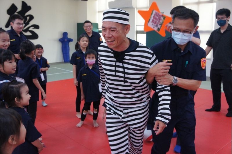 台南市警察局教導反毒實境秀教導小朋友認識毒品、拒絕毒品 台南市警察局教導反毒實境秀教導小朋友認識毒品、拒絕毒品