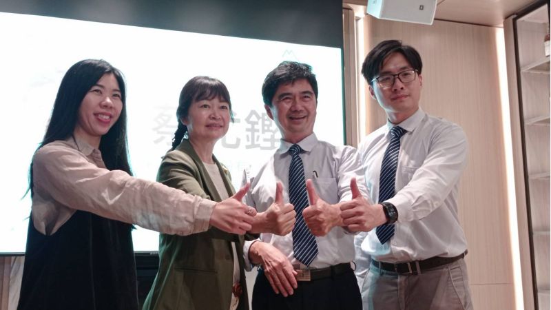 新代科技董事長蔡尤鏗(右2)與太座黃芳芷(左2)攜手創業,感情歷久彌新,令人稱羨。 新代科技董事長蔡尤鏗(右2)與太座黃芳芷(左2)攜手創業,感情歷久彌新,令人稱羨。