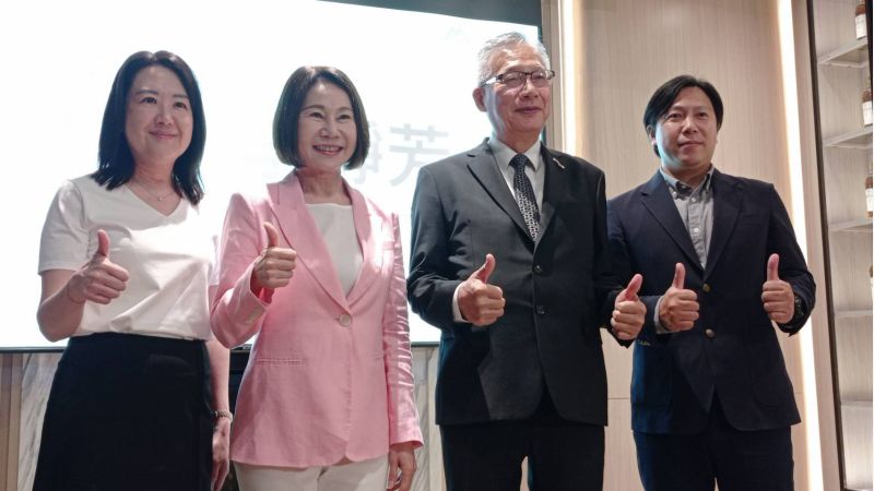 遠東巨城董事長李靜芳(左2)率總經理羅仕清(右)、營運長游欣宜(左1)、公關襄理葉哲倫(右1)出席記者會 遠東巨城董事長李靜芳(左2)率總經理羅仕清(右)、營運長游欣宜(左1)、公關襄理葉哲倫(右1)出席記者會