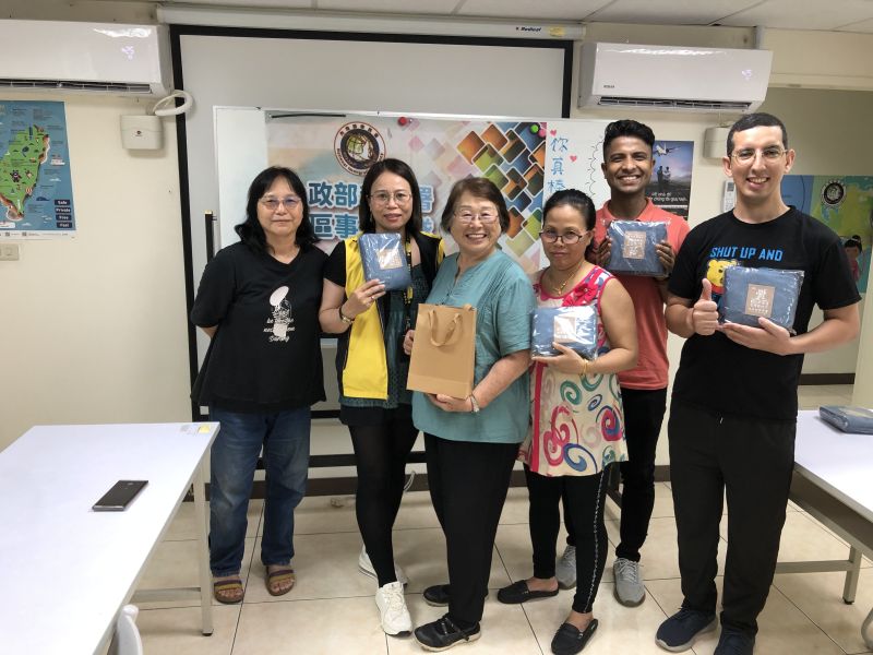 賀老師與新竹市服務站識字班學生合影留念  圖片來源：新竹市服務站