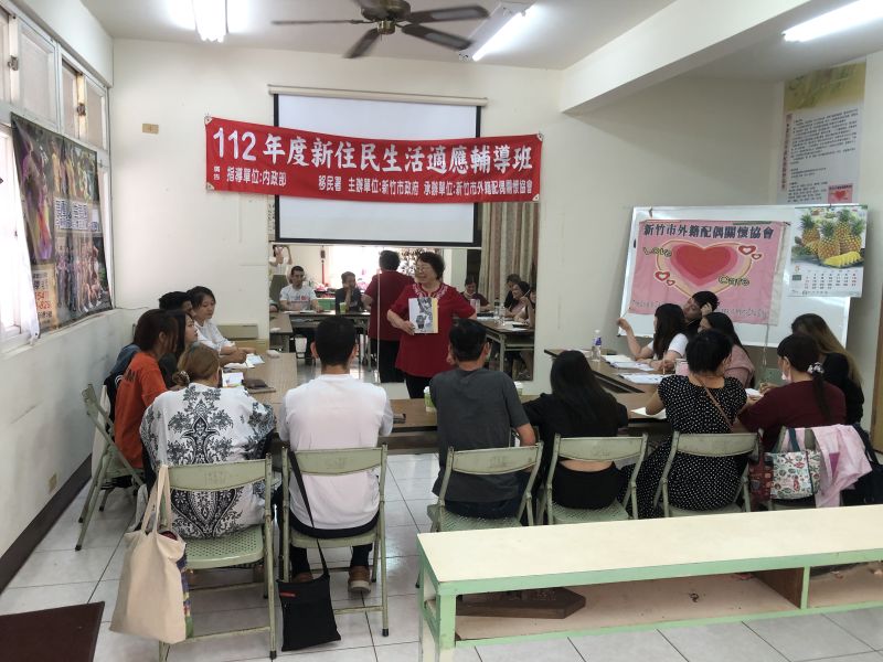 賀老師在「新竹市外籍配偶關懷協會」為新住民上中文課  圖片來源：新竹市服務站