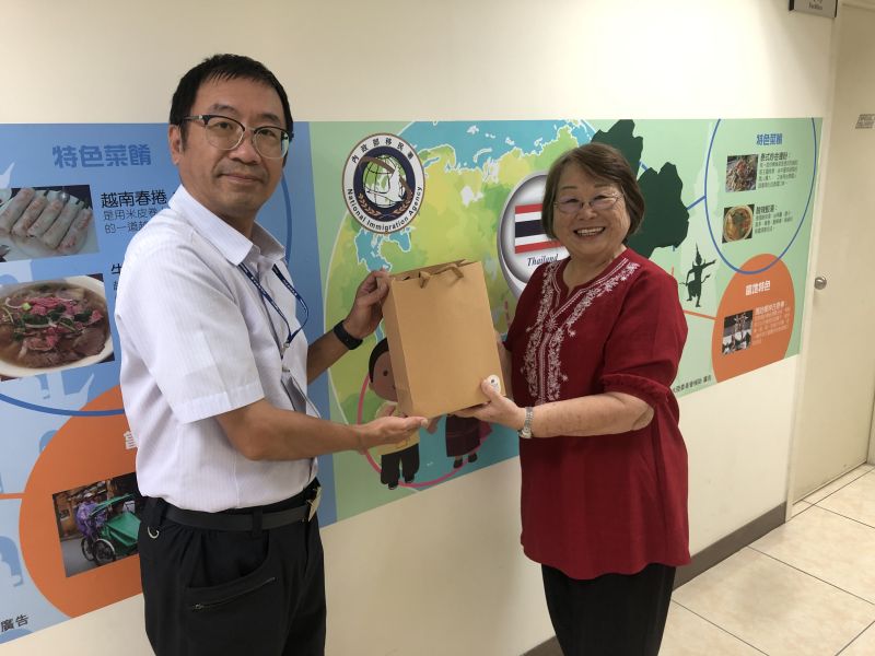 新竹市服務站站主任蔡崇富感謝賀老師為新住民的付出  圖片來源：新竹市服務站
