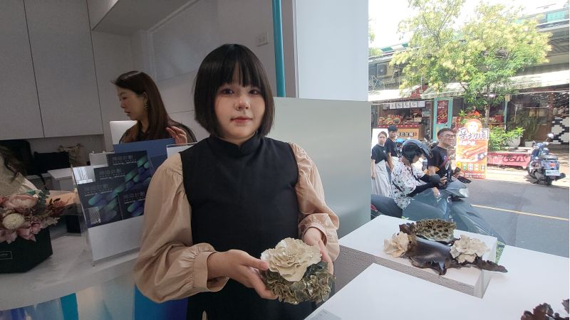 新銳藝術家張宛茹及作品 圖片來源:記者林清雲 新銳藝術家張宛茹及作品 圖片來源:記者林清雲