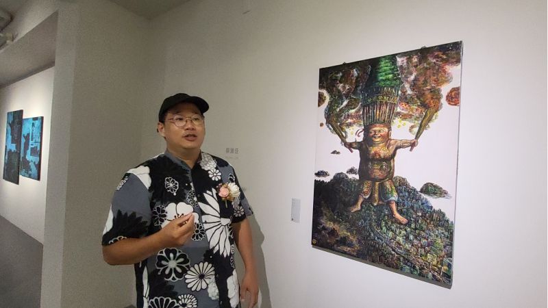 新銳藝術家蔡濰任及作品 圖片來源:記者林清雲 新銳藝術家蔡濰任及作品 圖片來源:記者林清雲