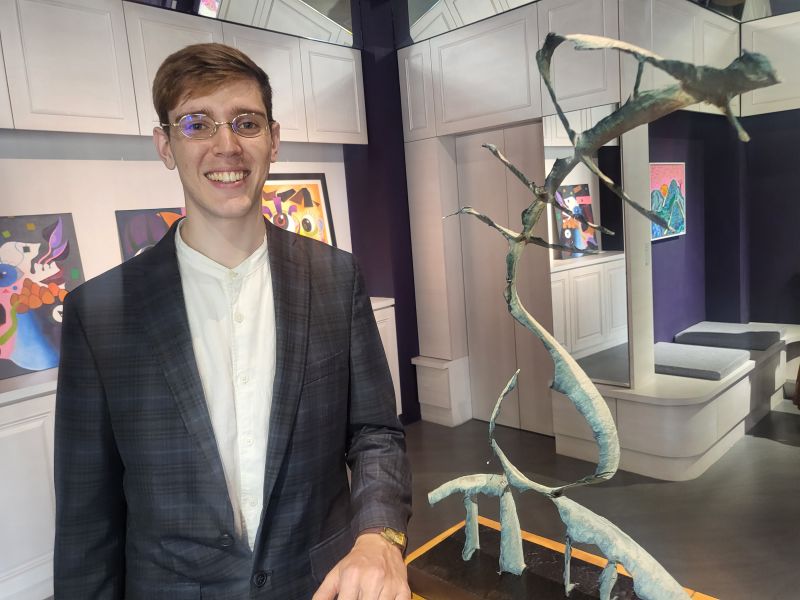 新銳藝術家李茶及作品 圖片來源:記者林清雲 新銳藝術家李茶及作品 圖片來源:記者林清雲