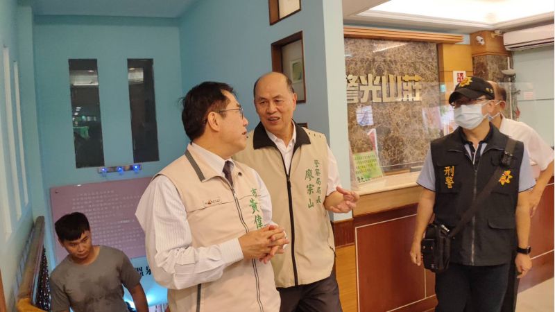 台南市關仔嶺警光山莊落成典禮警察局長廖宗山向市長黃偉哲簡報。