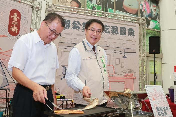 台南市長黃偉哲（右）漁業署長張致盛（左）  圖片來源：記者林清雲