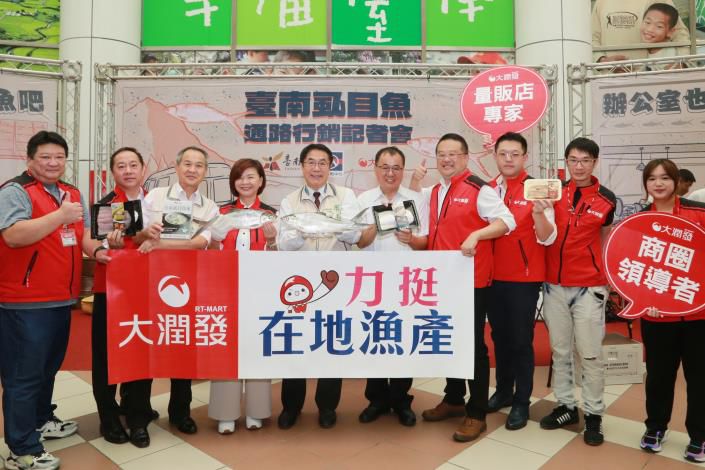 台南市長黃偉哲 大潤發營運長率團隊力挺台南漁產  圖片來源：記者林清雲