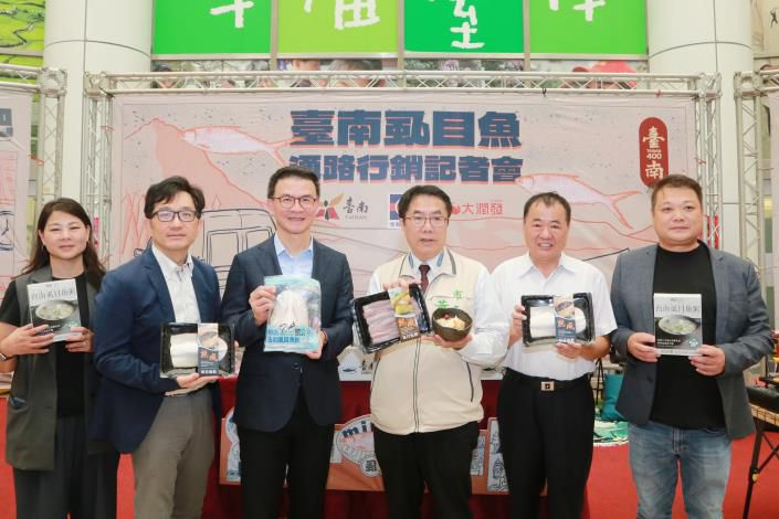 台南市長黃偉哲漁業署長張致盛全力推薦台南特產虱目魚料理  圖片來源：記者林清雲