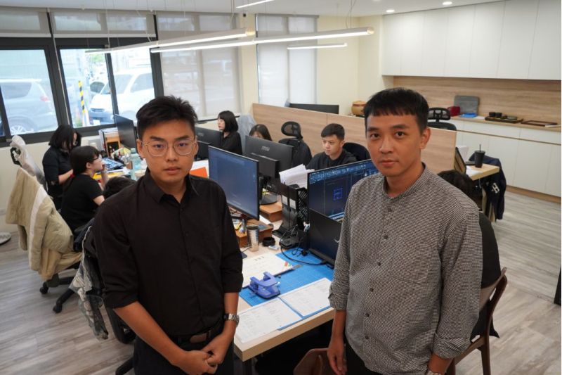王皓威(右)與古育瑋(左)是中華大學建築系的同班同學,2人一起在事業上打拚,也不忘本回饋母校學弟妹。 圖片來源:中華大學 王皓威(右)與古育瑋(左)是中華大學建築系的同班同學,2人一起在事業上打拚,也不忘本回饋母校學弟妹。 圖片來源:中華大學