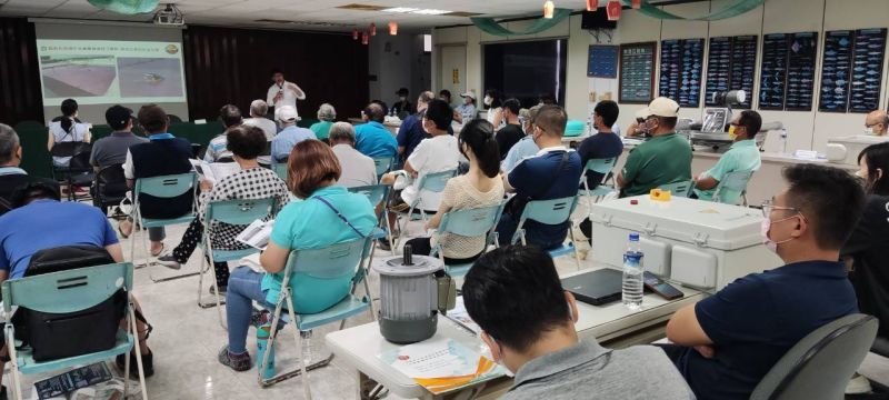 高科大老師傳授養殖新知。  圖片來源：高市府海洋局