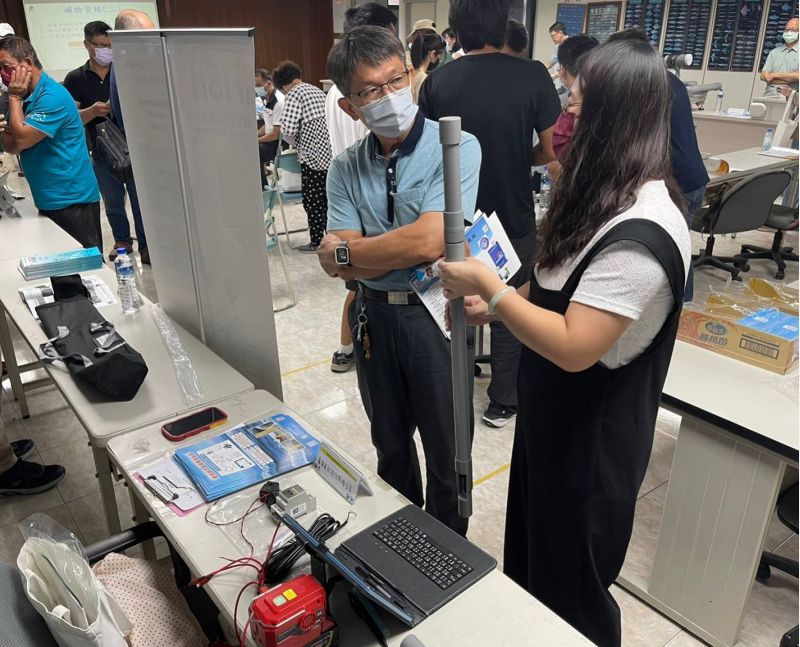 漁民與智慧設備廠商交流熱絡。