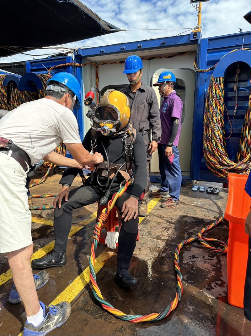 潛水人員預備下水、潛水人員裝備查檢。  圖片來源：港務公司
