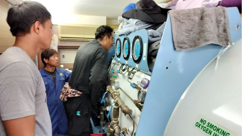 船上人員同步監看水下作業。