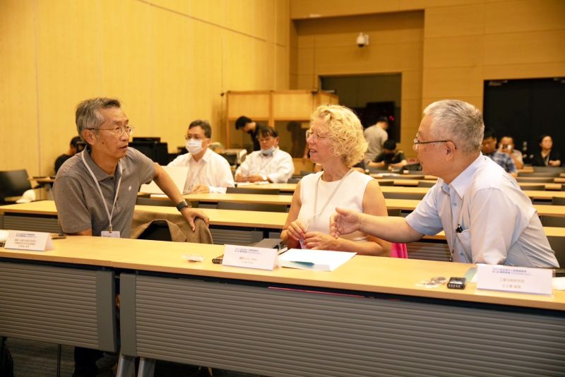 「2023安全城市－第六屆工業管線管理國際論壇」荷蘭籍講師Cindy Dirkx分享推動「管線業者招募與留用青年專業人才的方法」的實務經驗。