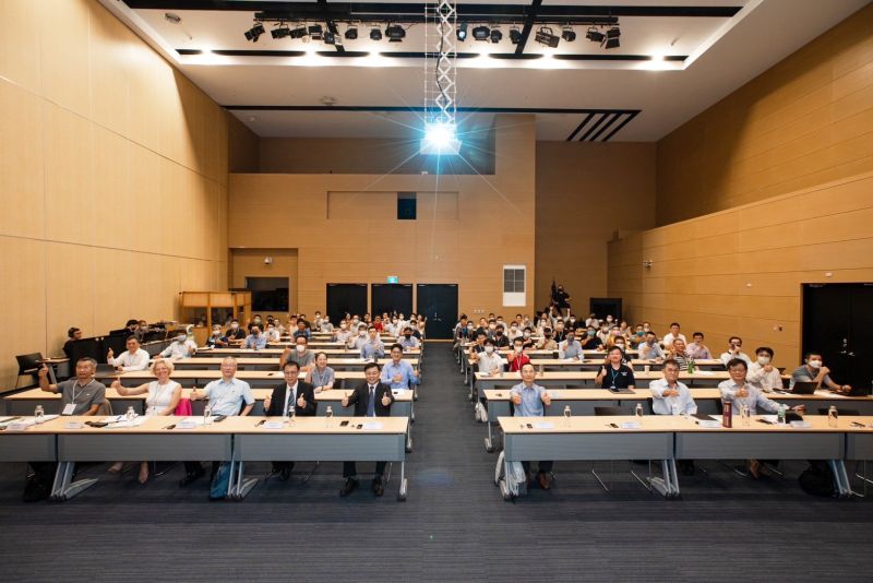 「2023安全城市－第六屆工業管線管理國際論壇」開幕儀式由王啓川副秘書長、經發局王宏榮副局長、工業局吳振華組長、中油楊家敦處長及荷蘭籍講師Cindy Dirkx 等人合影拉開序幕。