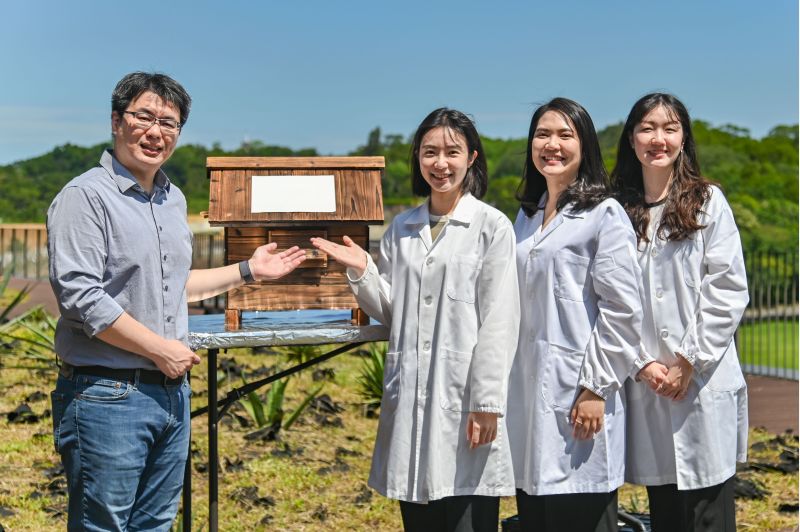 清華醫工所教授萬德輝（左起）帶領碩士生陳岱琪、藍品卉、博士生黃靖文研發出「超冷奈米纖維」。  圖片來源：清大