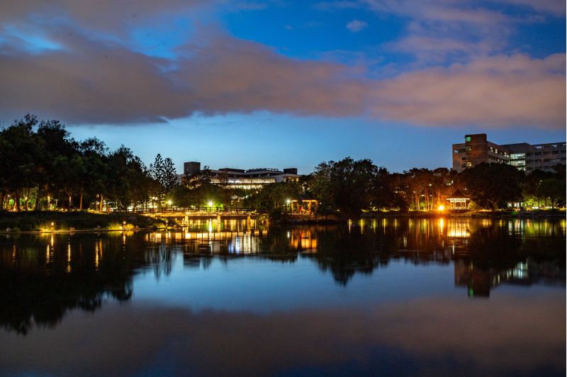 成功湖的美麗夜景令人流連忘返  圖片來源：清大