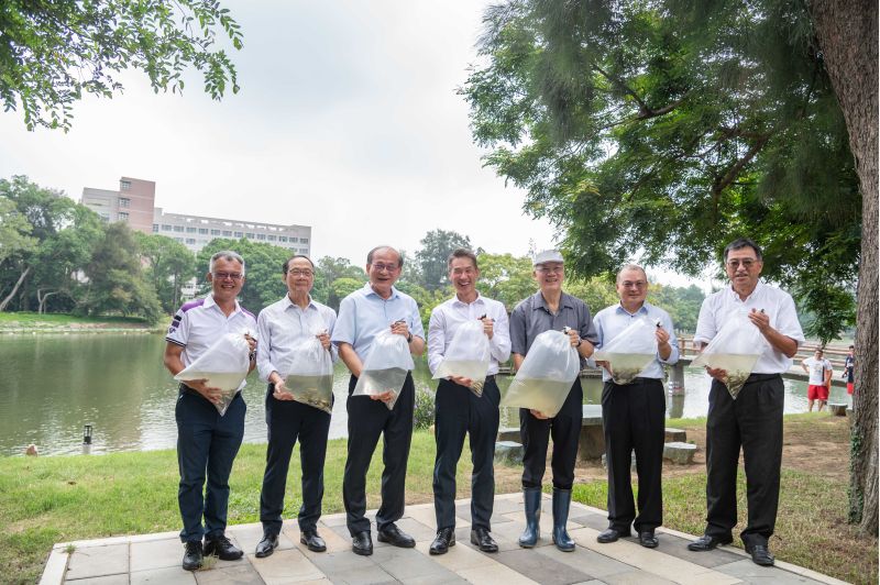 清華大學主管及捐款人準備施放魚苗到成功湖。左起副校長簡禎富、前校長陳文村、校友總會理事長蔡進步、校長高為元、教授曾晴賢、達發科技董事長謝清江、總務長張祥光。  圖片來源：清大