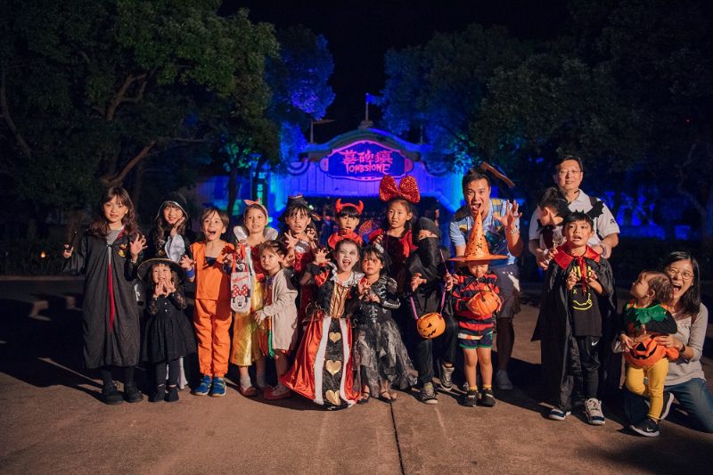 9月9日後快相揪死黨一起到六福村與喪屍們裝神弄鬼享受百鬼大遊行的樂趣,或是與情侶進入陰森的恐怖屋體驗「百年骨宅」的驚嚇指數,到了假日還能從早玩到晚,越夜越恐怖刺激。 圖片來源:六福村 9月9日後快相揪死黨一起到六福村與喪屍們裝神弄鬼享受百鬼大遊行的樂趣,或是與情侶進入陰森的恐怖屋體驗「百年骨宅」的驚嚇指數,到了假日還能從早玩到晚,越夜越恐怖刺激。 圖片來源:六福村