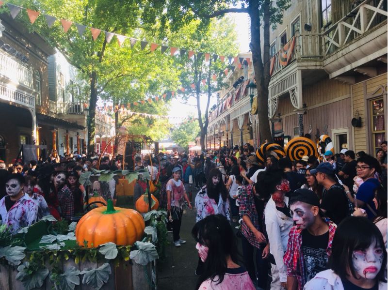 全台最大萬聖慶典墓碑鎮雙人預售票64折只要$1530(原價$2898),直接現省$1368超級賺。 圖片來源:六福村 全台最大萬聖慶典墓碑鎮雙人預售票64折只要$1530(原價$2898),直接現省$1368超級賺。 圖片來源:六福村