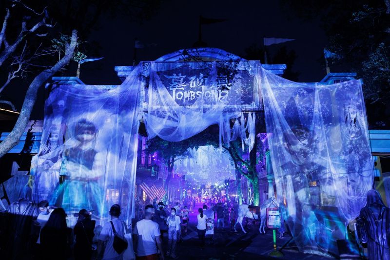 墓碑鎮早鳥預售票開跑囉!兩人同行只要$1,530元(原價$2,898),絕對嚇到你不要不要的。 圖片來源:六福村 墓碑鎮早鳥預售票開跑囉!兩人同行只要$1,530元(原價$2,898),絕對嚇到你不要不要的。 圖片來源:六福村