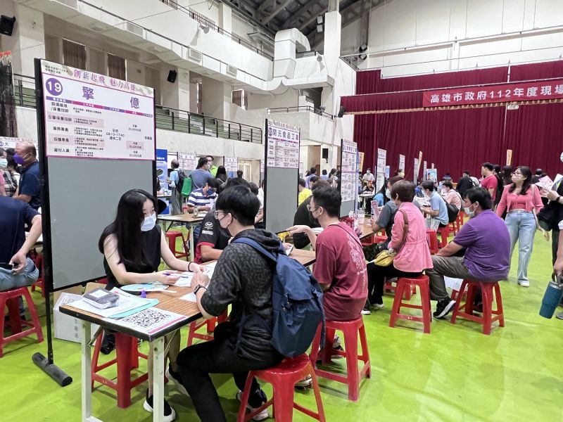 高雄聯合徵才吸引1,158人求職 勞工局預告再推就業促進服務 圖片來源:記者 高雄聯合徵才吸引1,158人求職 勞工局預告再推就業促進服務 圖片來源:記者