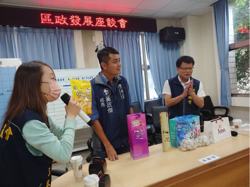 右1,鄉長黃政傑 博士(中),學甲區長張明寶,義竹農會總幹事翁乃馨(左)互贈禮物 右1,鄉長黃政傑 博士(中),學甲區長張明寶,義竹農會總幹事翁乃馨(左)互贈禮物