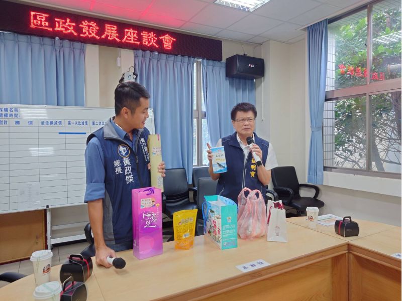 嘉義縣義竹鄉長黃政傑博士(左)學甲區長張明寶,義竹農會總幹事翁乃馨(左)互贈禮物 嘉義縣義竹鄉長黃政傑博士(左)學甲區長張明寶,義竹農會總幹事翁乃馨(左)互贈禮物