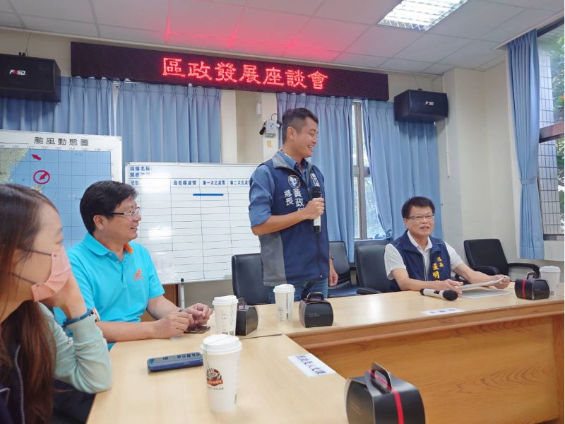 嘉義縣義竹鄉長黃政傑博士(右二)致詞 嘉義縣義竹鄉長黃政傑博士(右二)致詞