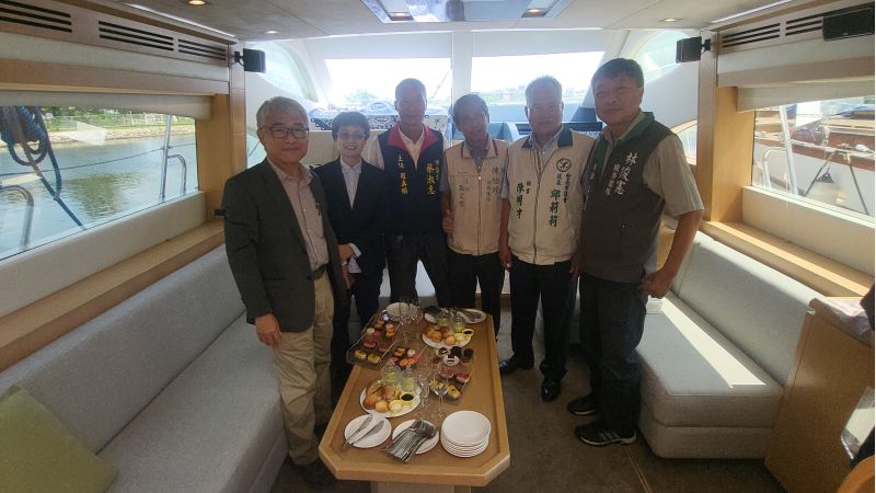 福爾摩沙遊艇酒店董事長謝文祥(右一) 台南市副市長趙卿惠(右二)及來賓在遊艇上合影 圖片來源:記者林清雲 福爾摩沙遊艇酒店董事長謝文祥(右一) 台南市副市長趙卿惠(右二)及來賓在遊艇上合影 圖片來源:記者林清雲