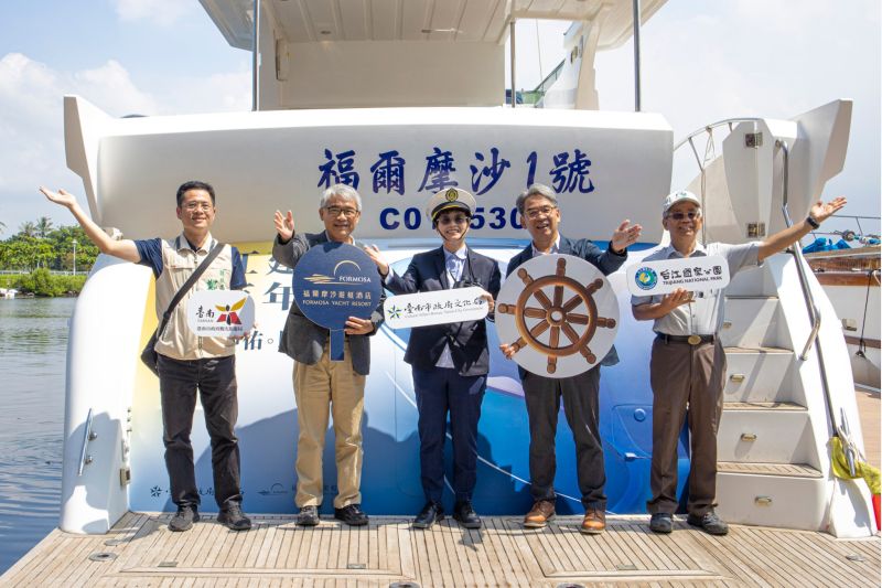由右至左依序為: 台江國家公園管理處謝偉松處長 台南市文化局謝仕淵局長 台南市趙卿惠副市長 福爾摩沙遊艇酒店謝文祥董事長 台南市觀旅局鄭道立專委 由右至左依序為: 台江國家公園管理處謝偉松處長 台南市文化局謝仕淵局長 台南市趙卿惠副市長 福爾摩沙遊艇酒店謝文祥董事長 台南市觀旅局鄭道立專委