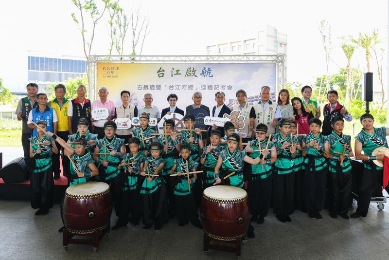 台南市副市長趙卿惠 福爾摩沙遊艇酒店董事長謝文祥 文化局長謝仕淵暨來賓、海東鼓樂團小朋友合影 圖片來源:記者林清雲 台南市副市長趙卿惠 福爾摩沙遊艇酒店董事長謝文祥 文化局長謝仕淵暨來賓、海東鼓樂團小朋友合影 圖片來源:記者林清雲