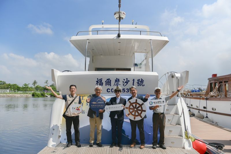 台南市副市長趙卿惠(中) 福爾摩沙遊艇酒店董事長謝文祥(左二) 文化局長謝仕淵(右二)台江國家公園管理處處長謝偉松(右一)台南市觀旅局專員鄭道立(左一)於福爾摩沙1號遊艇合影 圖片來源:記者林清雲 台南市副市長趙卿惠(中) 福爾摩沙遊艇酒店董事長謝文祥(左二) 文化局長謝仕淵(右二)台江國家公園管理處處長謝偉松(右一)台南市觀旅局專員鄭道立(左一)於福爾摩沙1號遊艇合影 圖片來源:記者林清雲