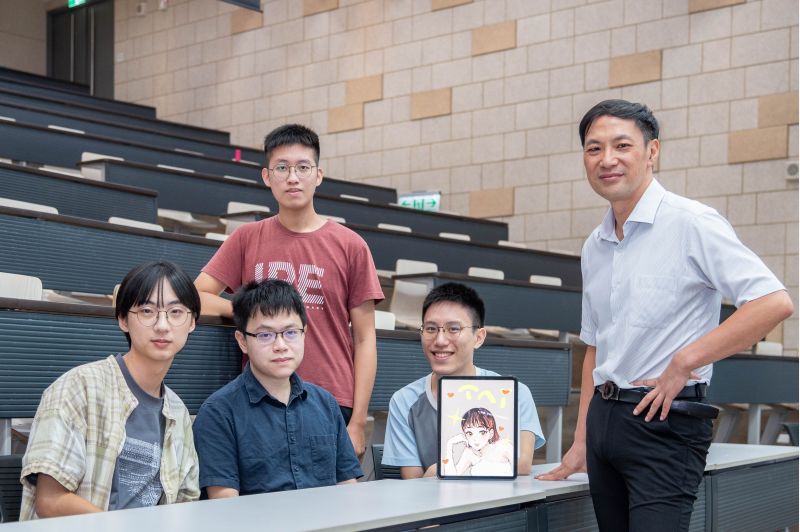 AI虛擬助教「小TAI」開發團隊，左起學生助教歐予恩、何基廷、洪顥耘、李謙睿、教授王道維。  圖片來源：清大