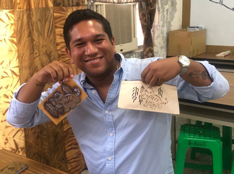 Alirio José Torrealba 於新埔旱坑社區進行柿染體驗,覺得十分有趣。 圖片來源:玄奘大學 Alirio José Torrealba 於新埔旱坑社區進行柿染體驗,覺得十分有趣。 圖片來源:玄奘大學