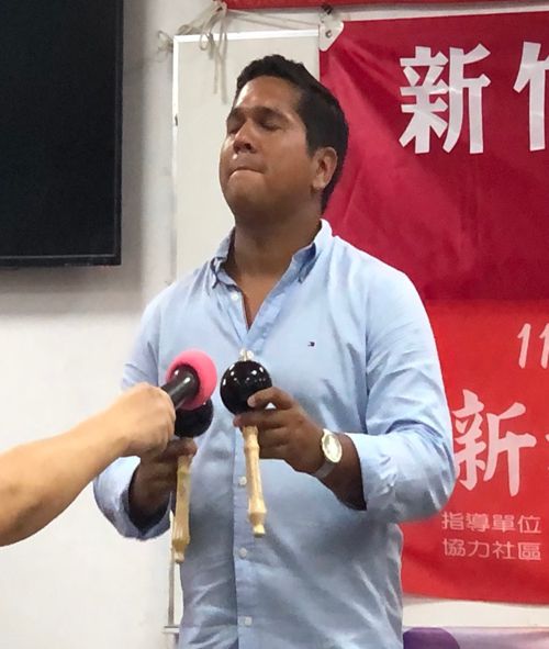 Alirio José Torrealba 於新埔南平社區進行友誼演出 圖片來源:玄奘大學 Alirio José Torrealba 於新埔南平社區進行友誼演出 圖片來源:玄奘大學