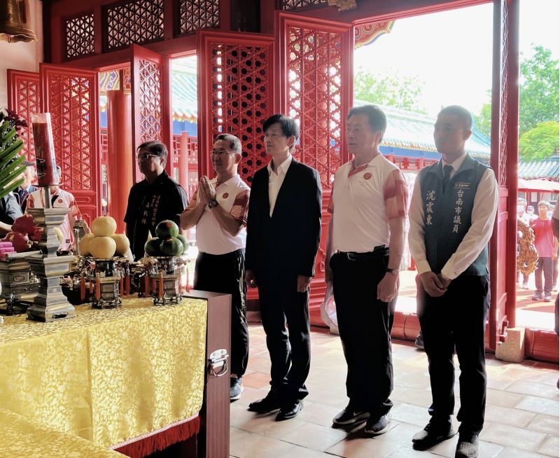 2023全國運動會聖火傳遞 台南市副市長葉澤山(中 )主祭 率領 副祕書王揚智(左二)體育局長陳良乾(右二)市議員沈震動(右一)及來賓陪祭 主持上香祈福典禮 圖片來源:記者林清雲 2023全國運動會聖火傳遞 台南市副市長葉澤山(中 )主祭 率領 副祕書王揚智(左二)體育局長陳良乾(右二)市議員沈震動(右一)及來賓陪祭 主持上香祈福典禮 圖片來源:記者林清雲
