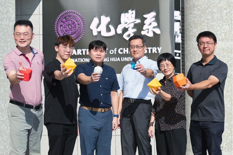 黃暄益研究團隊包括陽明交大材料系副教授羅友杰(左起)、博士生高睿成、清華化學系博士在職生陳柏豪、教授黃暄益、教授陳益佳、國家同步輻射研究中心副研究員莊裕鈞。 圖片來源:清大 黃暄益研究團隊包括陽明交大材料系副教授羅友杰(左起)、博士生高睿成、清華化學系博士在職生陳柏豪、教授黃暄益、教授陳益佳、國家同步輻射研究中心副研究員莊裕鈞。 圖片來源:清大