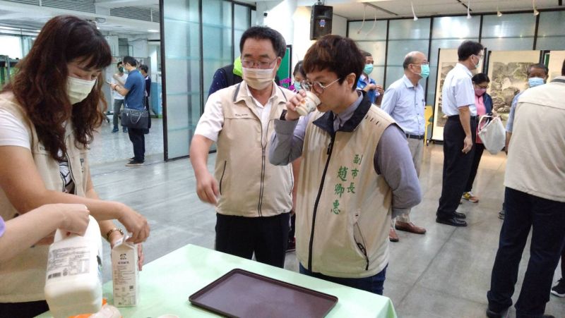 台南市副市長品嚐柳營酪農所生產鮮乳  圖片來源：記者林清雲